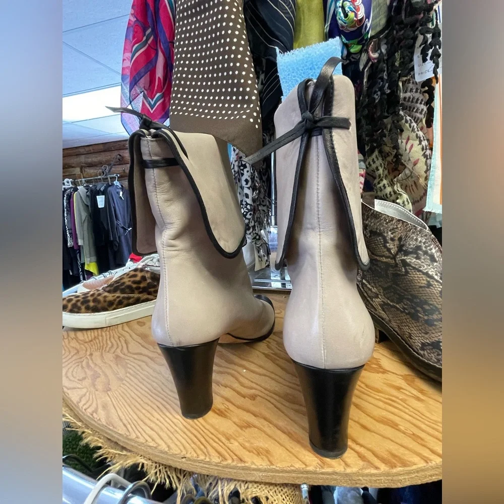 🖤Great USED Condition 39(9.5) Taryn Rose Chanel like booties🔥 - Picture 4 of 16